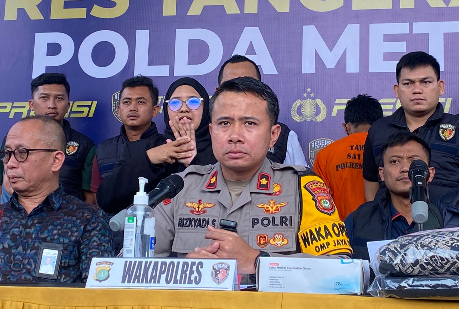 Wakapolres Tangsel, Kompol Rizkyadi Saputro, saat menggelar press conference di Mapolres Tangsel, Kamis (3/10).(dra)