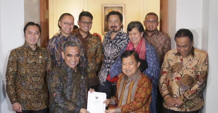 Pimpinan MPR saat berkunjung ke kediaman Mantan Wapres Jusuf Kalla untuk menyampaikan undangan. Foto : Ist