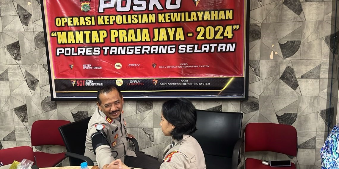 Seksi Kedokteran Kesehatan dan Kepolisian (Dokkes) Polres Tangerang Selatan (Tangsel) melaksanakan kegiatan pelayanan kesehatan kepada personel yang terlibat dalam Operasi Mantap Praja.(dra)