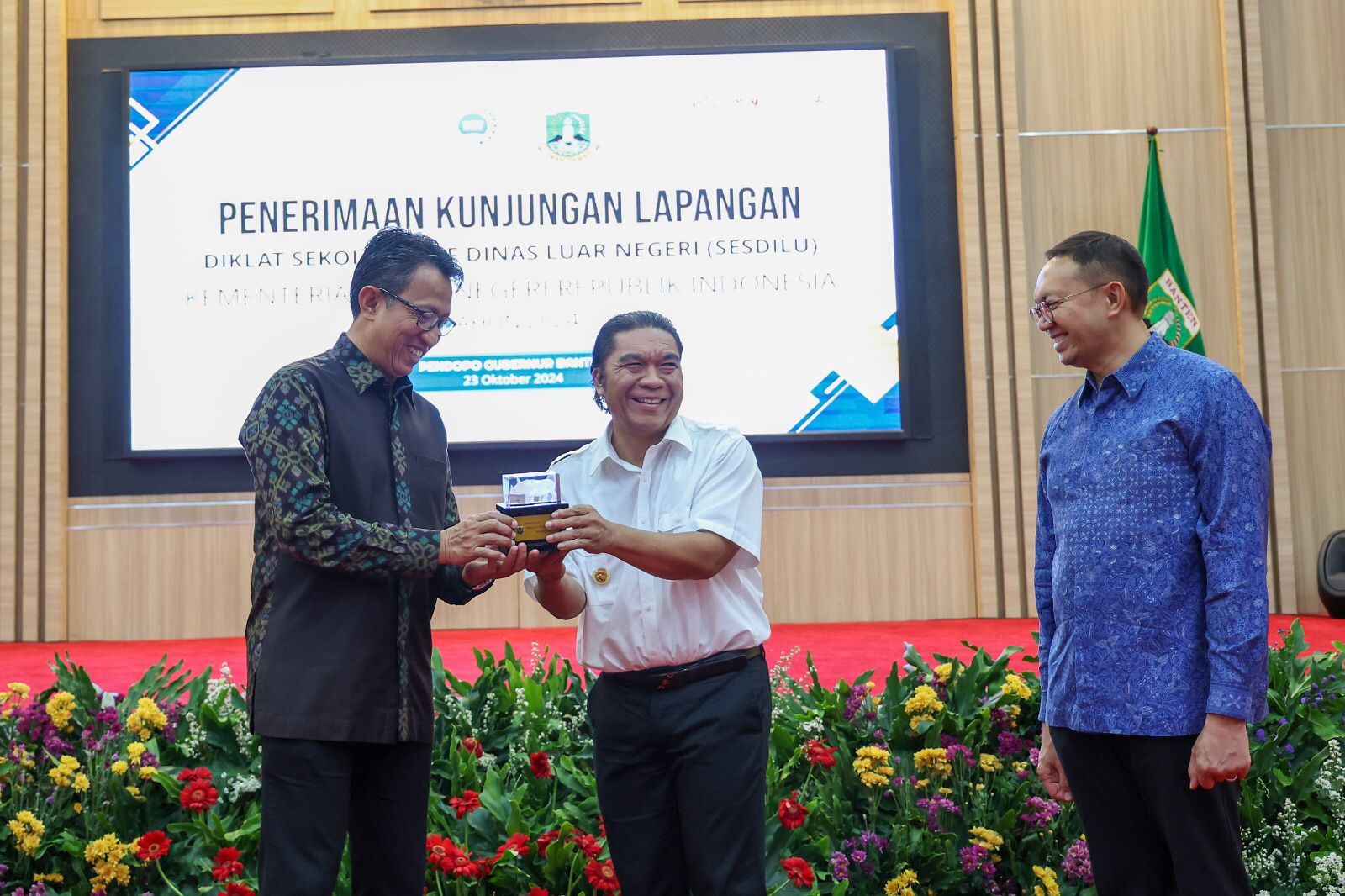 Penjabat Gubernur Banten Ql Muktabar menyambut Kunjungan Lapangan peserta Diklat Sekolah Staf Dinas Luar Negeri Kementerian Luar Negeri (Kemenlu) di Pendopo Gubernur Banten, KP3B Curug, Kota Serang, Rabu (23/10).(yul)