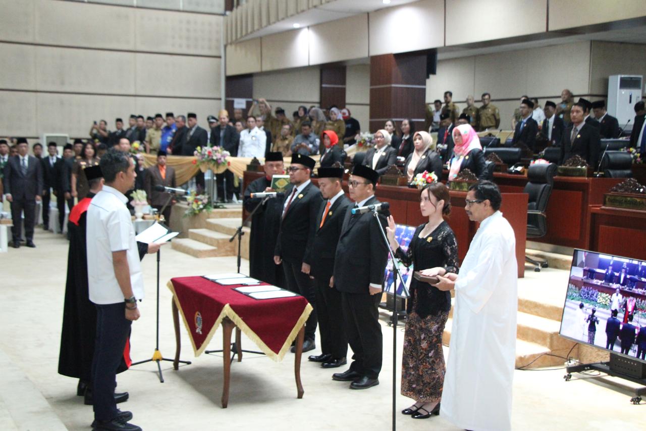 Prosesi pengambilan sumpah itu berlangsung di Gedung DPRD Kota Tangsel, Senin (14/10/2024). (Dok. DPRD Tangsel)