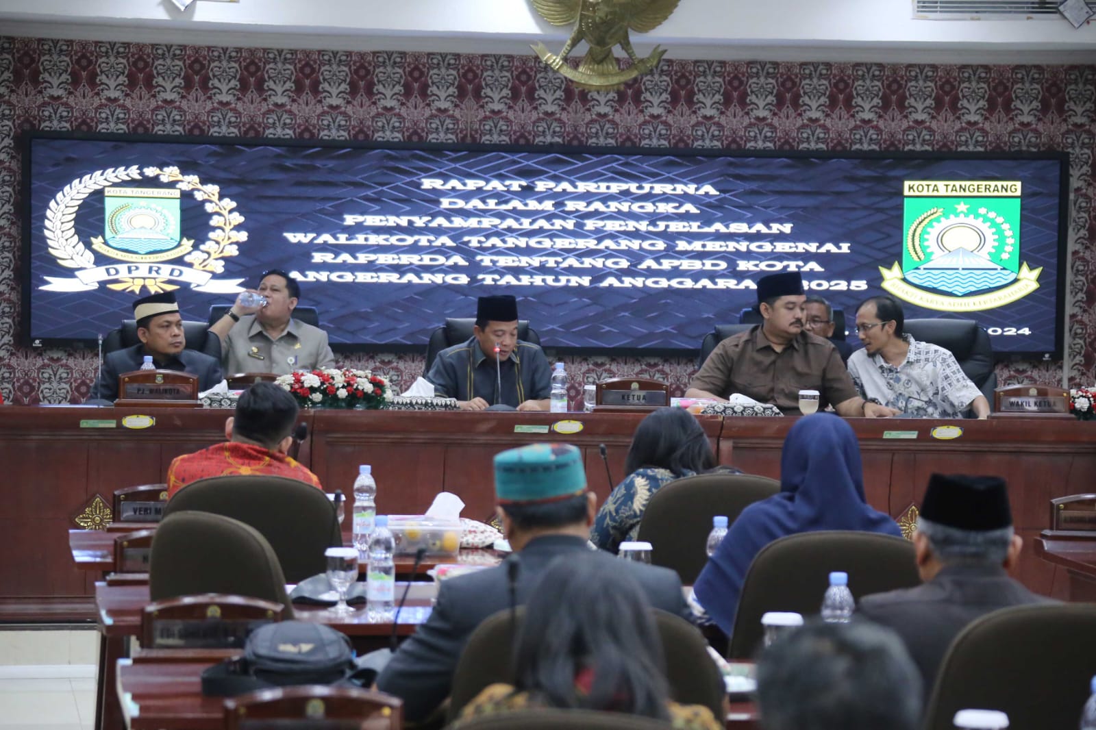 Suasana Rapat Paripurna Dalam Rangka Penyampaian Penjelasan Wali Kota Tangerang mengenai Raperda Tentang APBD Kota Tangerang tahun Anggaran 2025 yang berlangsung Kamis (3/10).(mg.2)