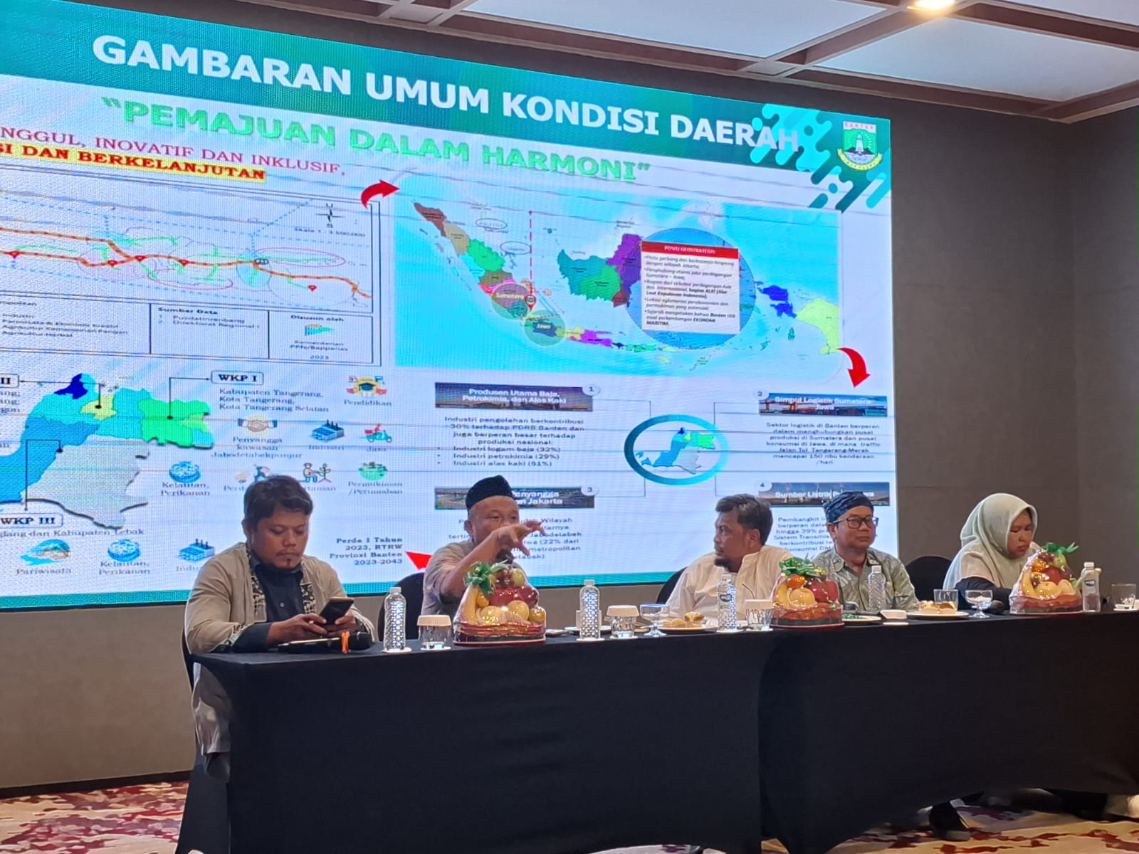 Sejumlah narasumber memberikan pemaparan dalam Economic Outlook 2025 yang digelar Pokja Wartawan Ekbispar Gelar Economic Outlook 2025 di Hotel Aston Serang and Convention Center, Jumat (18/10/2024).