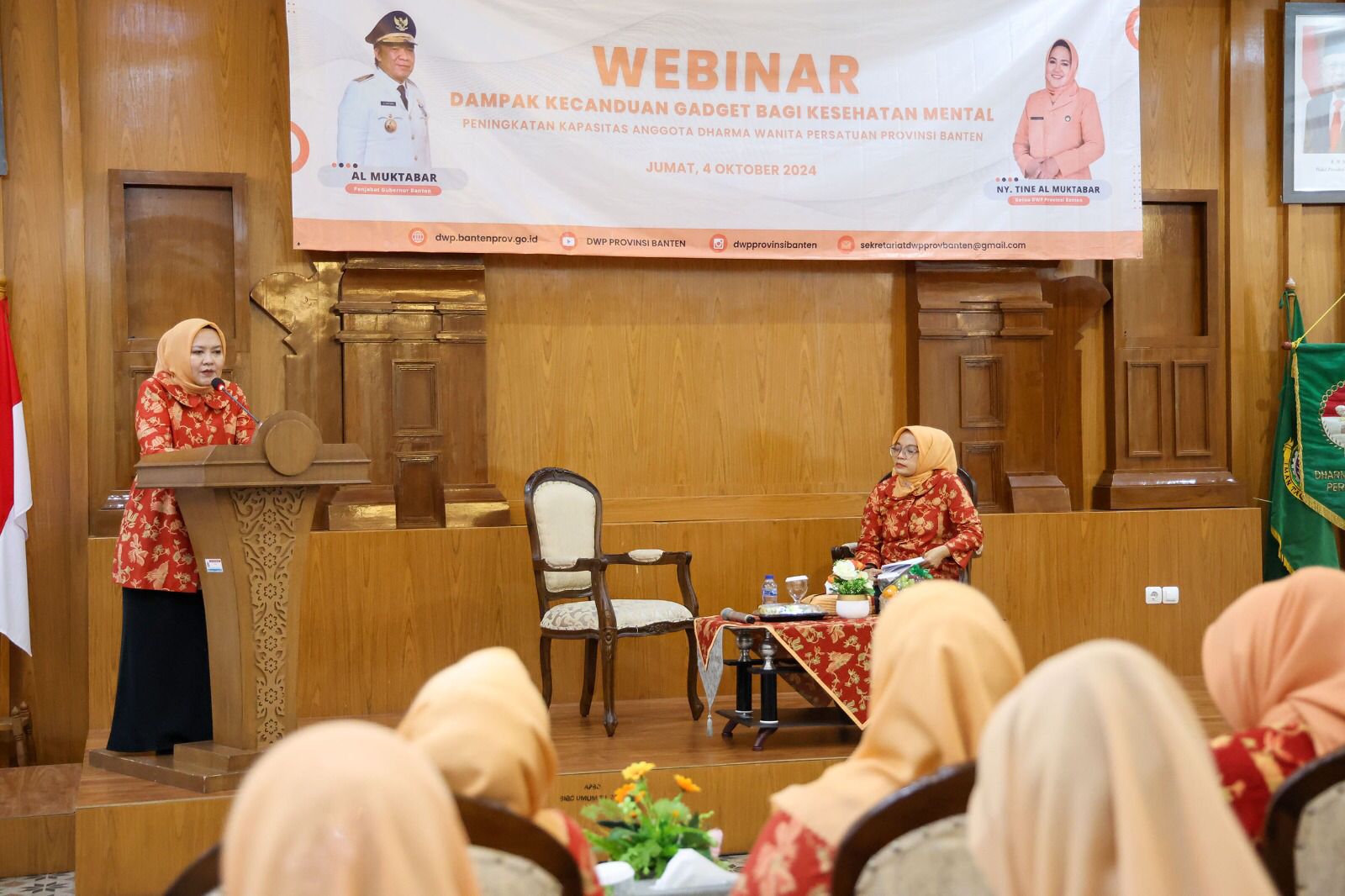 Ketua Dharma Wanita Persatuan (DWP) Provinsi Banten Tine Al Muktabar, membuka Webinar Dampak Kecanduan Gadget Bagi Kesehatan Mental yang digelar DWP Provinsi Banten secara virtual di Gedung Negara Provinsi Banten.(yul)