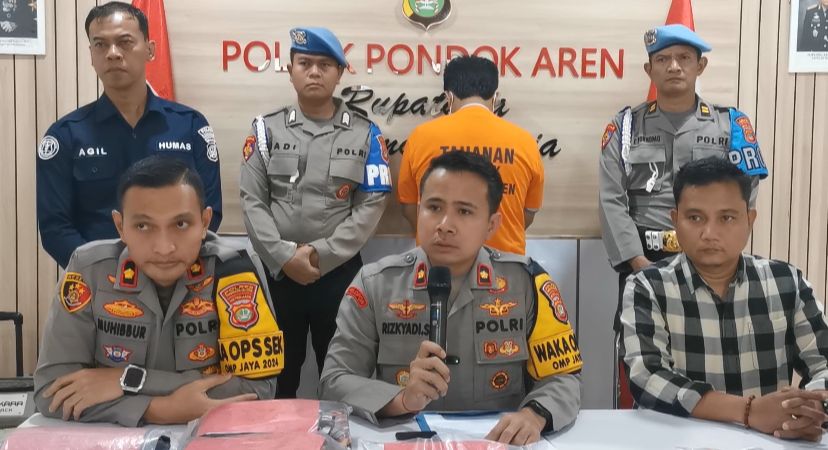 Wakapolres Tangsel, Kompol Rizkyadi Saputro saat memimpin pengungkapan pelaku pembuang bayi di wilayah Pondok Aren.(dra)