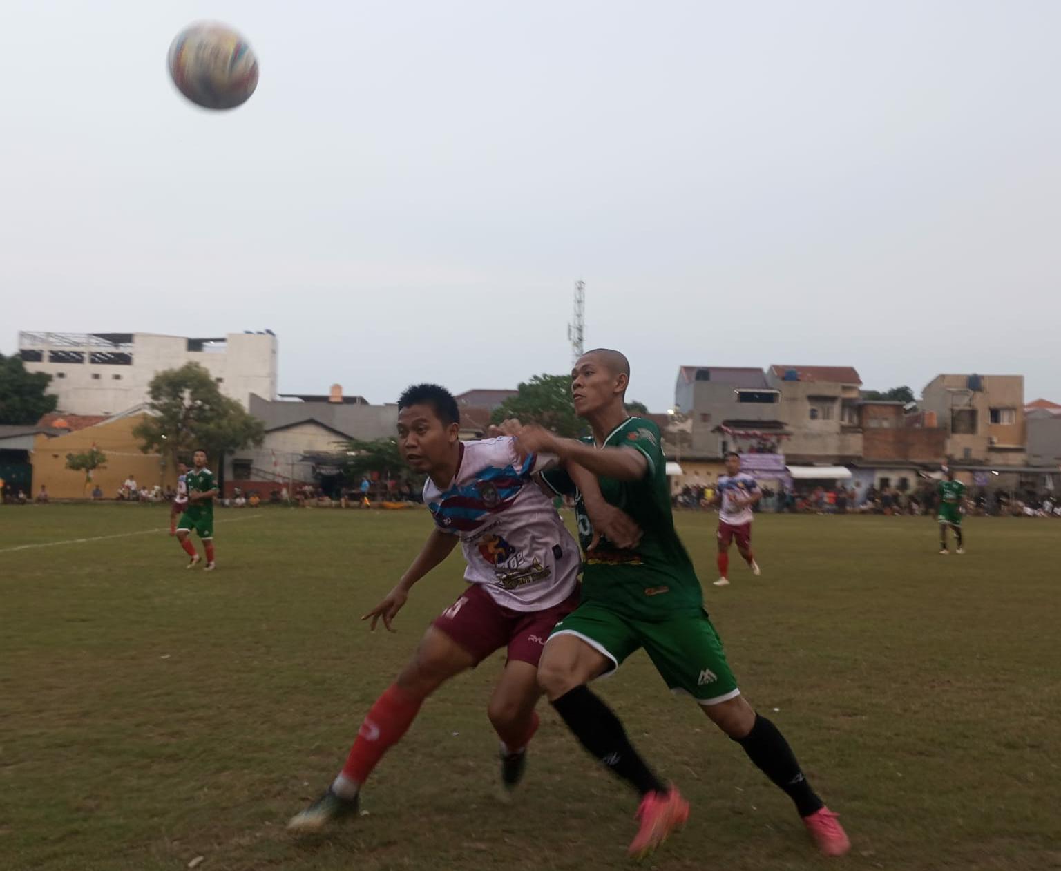 Kapten Porba City, Jabrik (kiri) berduel dengan pemain Veteran Gabsel FC, Zidane. (red/tangselpos.id).