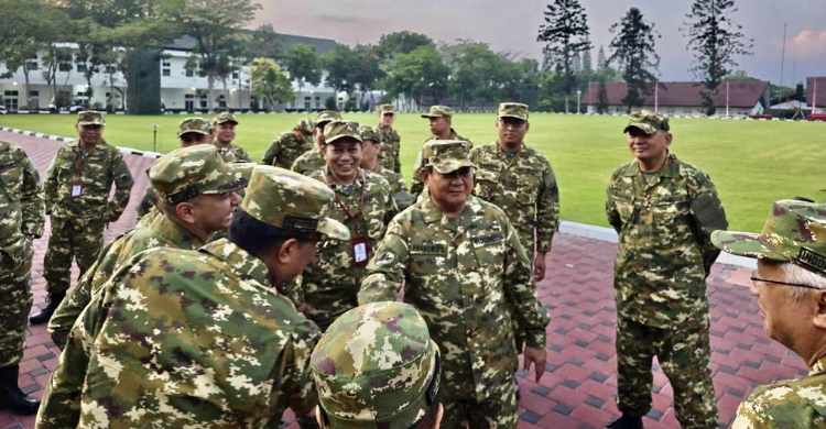 Presiden Prabowo saat olahraga pagi bersama pata Menteri. Foto : Ist