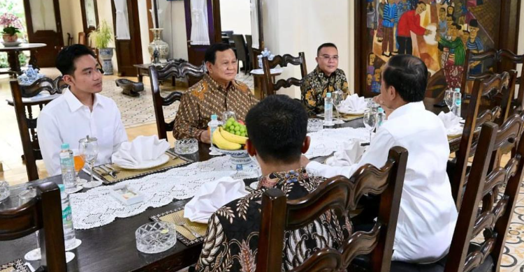 Presiden Jokowi bersama Prabowo dan Gibran saat makan siang bersama. Foto : Ist