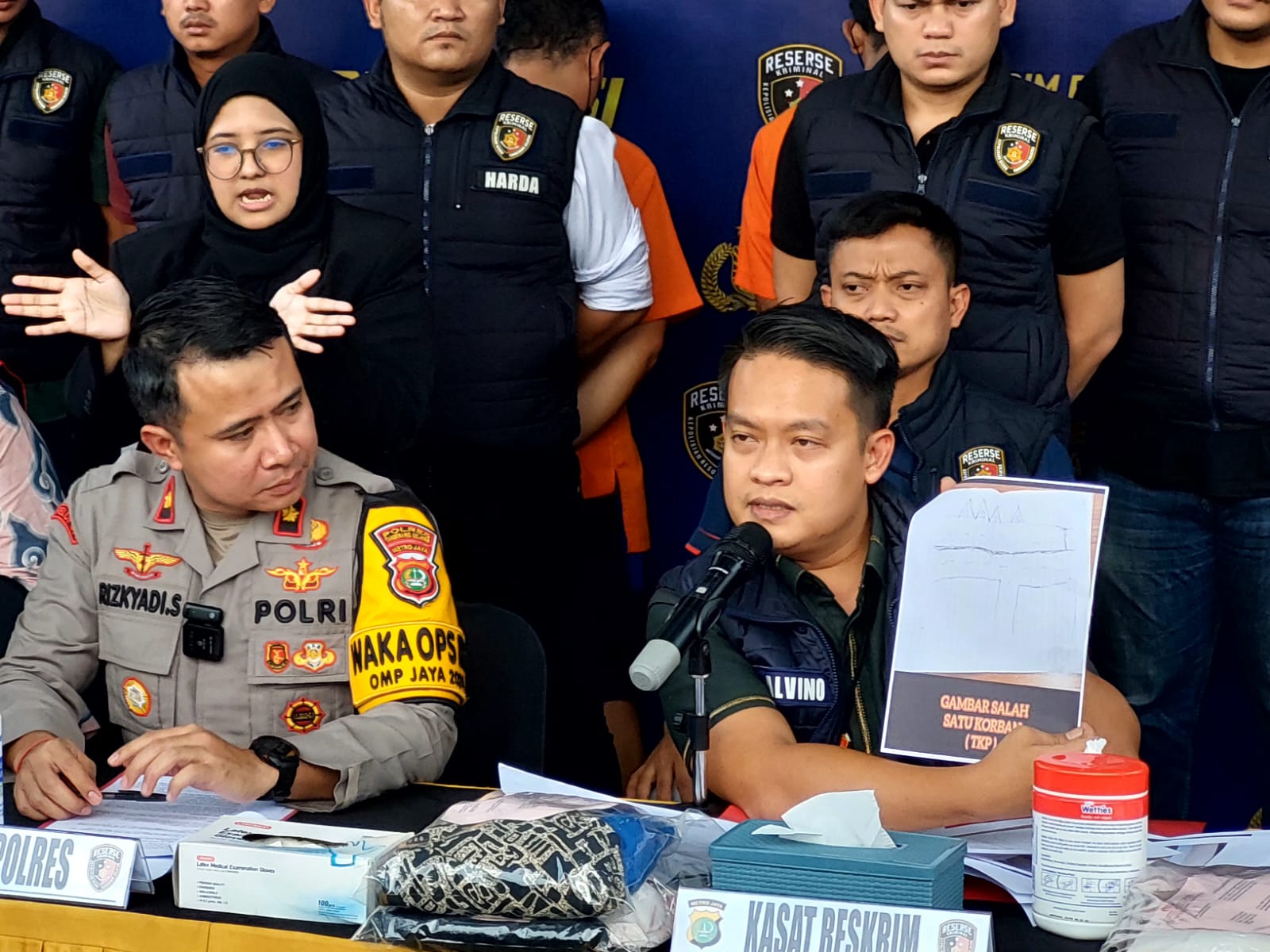 Polisi saat mengungkap dua kasus pencabulan anak di Tangsel. (tangselpos.id/rmn)