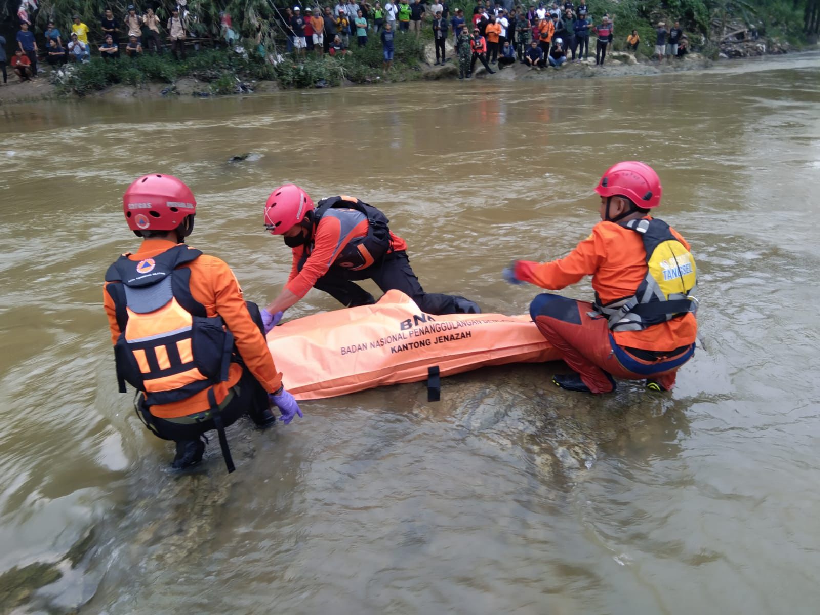 Petugas BPBD Tangsel saat mengevakuasi mayat yang ditemukan mengapung di aliran sungai Cisadane, Rabu, (9/10).(dra)