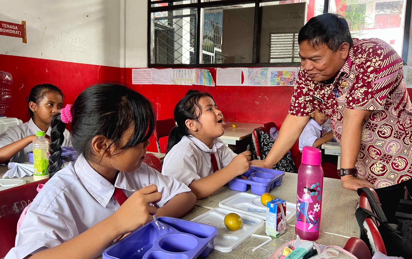 Kepala Dinas Pendidikan (Kadisdik) Kota Tangerang, Jamaluddin, tampak meninjau implementasi program Makan Bergizi Gratis (MBG) di SDN Sewan Kebon 1, Kecamatan Neglasari, Kamis (31/10). (mg.2)