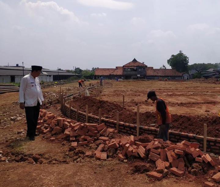 Camat Ciledug, Ayi Nuryadin sedang meninjau pembuatan Alun-alun Ciledug, Selasa (8/10).(mg.2)