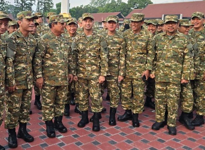 Raffi Ahmad bersama Presiden Prabowo dan para Menteri. Foto : Ist