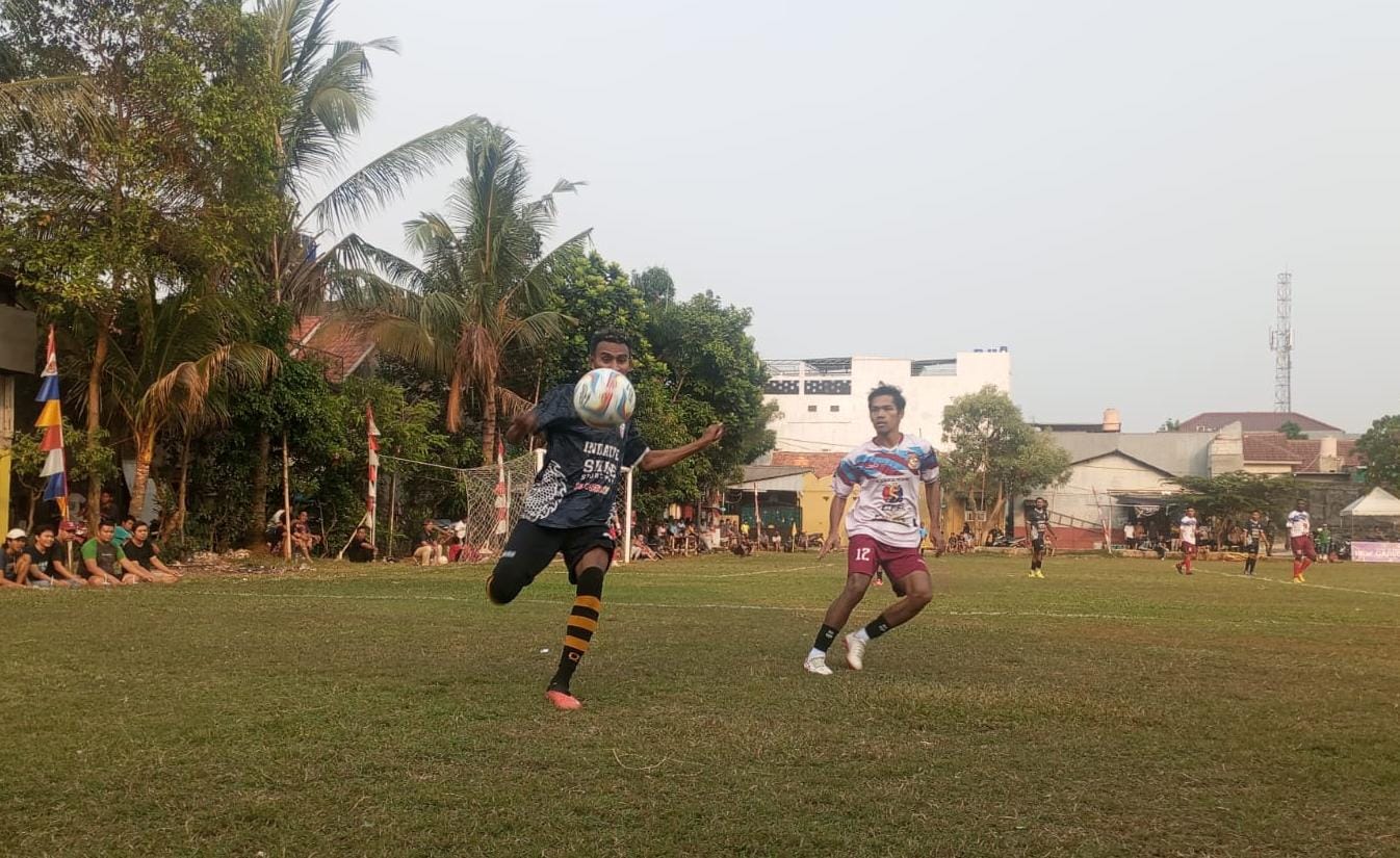 Pemain Indata FC, Ishak ancang-ancang melepaskan tendangan. (red/tangselpos.id).