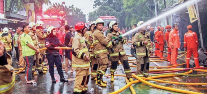 Petugas Damkar Jakarta sedang dilapangan memadamkar kebakaran. Foto : Ist