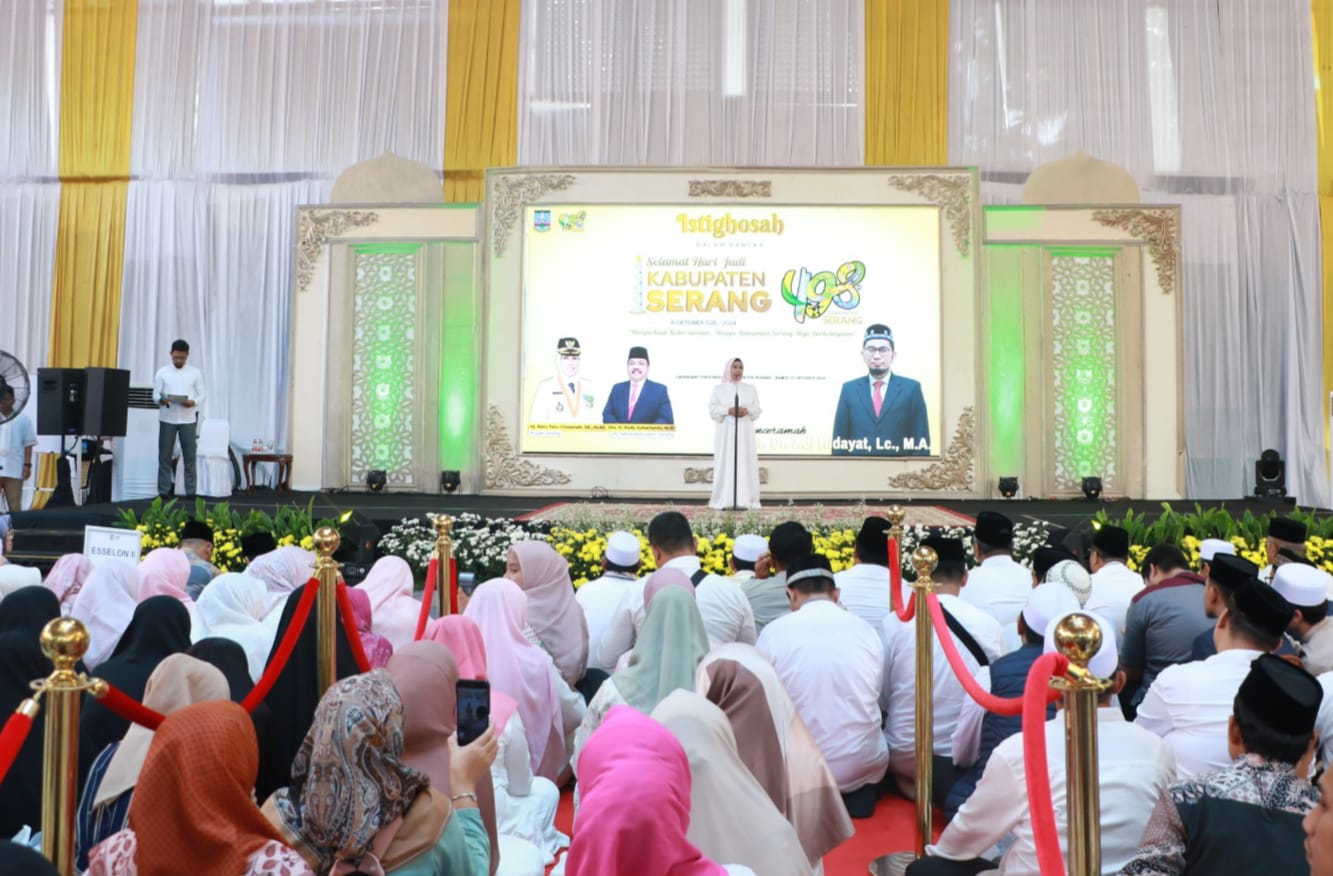 Suasana istighosah yang digelar dalam rangkaian Hari Ulang Tahun (HUT) ke-498 Kabupaten Serang, Kamis (10/10). Istighosah menghadirkan Ustadz Adi Hidayat sebagai penceramah.