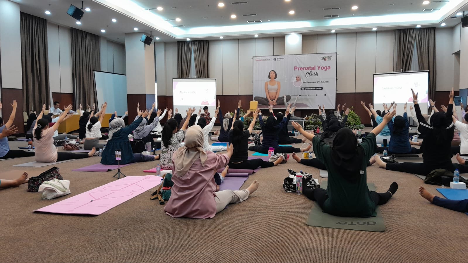 Kegiatan Yoga di RS Premier Bintaro. Foto : Ist