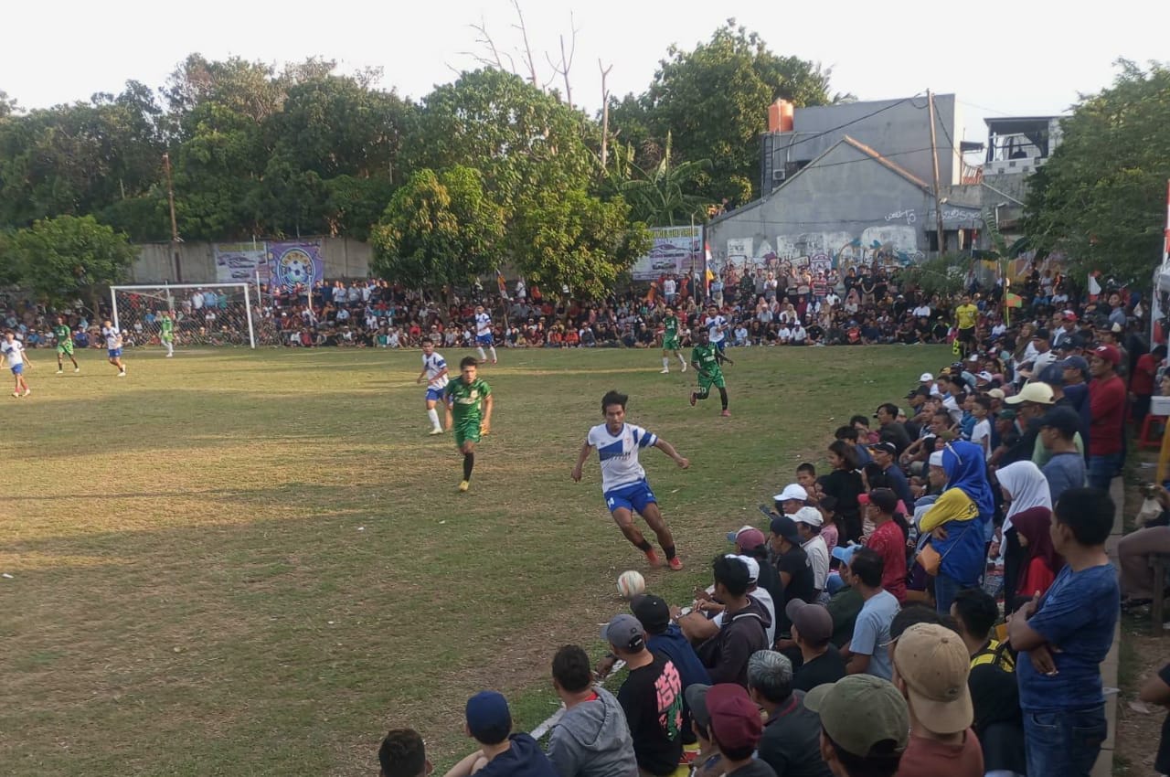 Ribuan penonton memenuhi Lapangan Garuda menyaksikan duel Regak lawan Peninggilan Selection. (red/tangselpos.id).