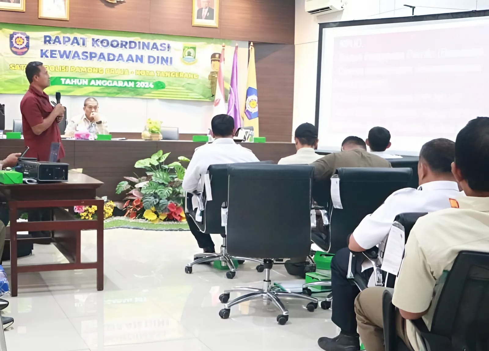 Perwakilan Polres Metro Tangerang Kota dan Kodim 0506/Tangerang memberikan materi kepada petugas Satpol PP Kota Tangerang.(mg.2)