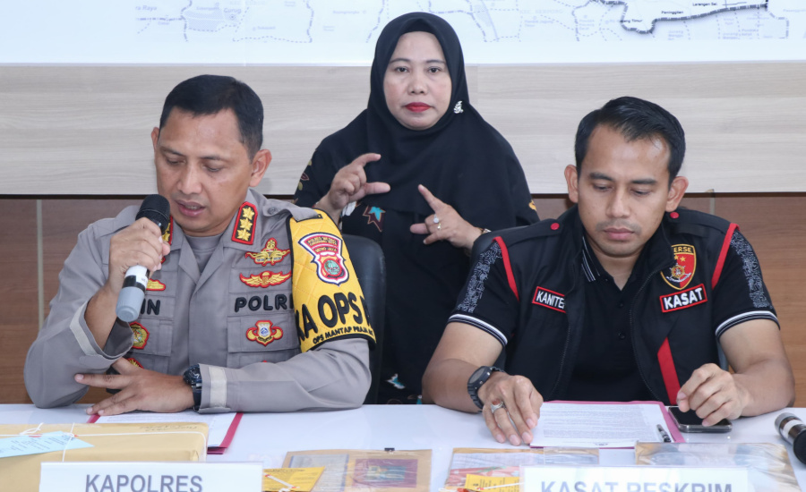 Kapolres Metro Tangerang Kota, Kombes Zain Dwi Nugroho, tengah melaksanakan konfrensi pers terkait seorang ayah tiri melakukan pelekcehan dan kekerasan terhadap anak sambungnya.(mg.2)