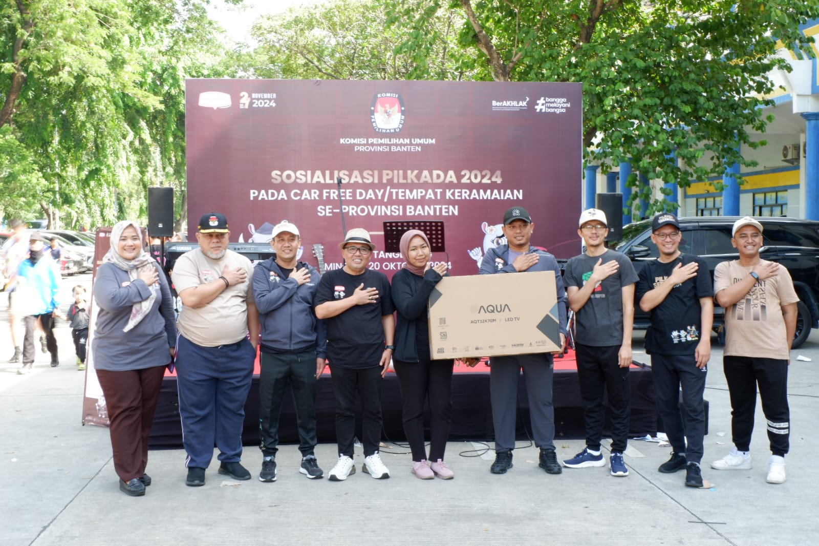 Jajaran KPU Banten bersama KPU Kota Tangerang foto bersama salah satu warga yang memenangkan hadiah dalam acara sosialisasi Pilkada Banten 2024.