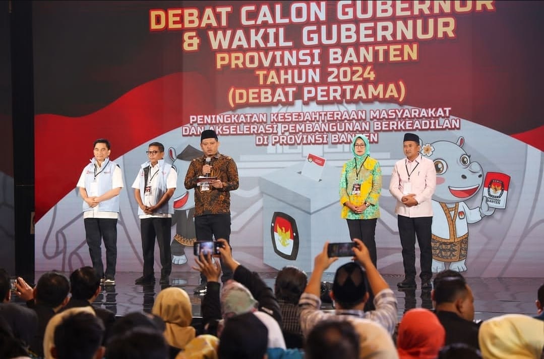 Kedua pasangan dalam acara Debat Pertama Calon Gubernur dan Calon Wakil Gubernur Provinsi Banten 2024 di Auditorium Bank Mega, Jakarta, Rabu (16/10) malam.