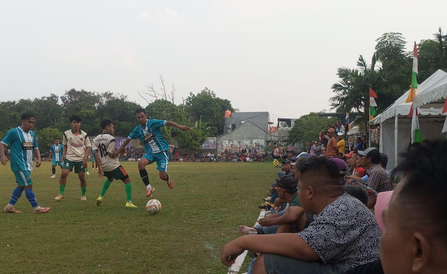 Bek Kembar FC, Ace Jainun (biru) berusaha melewati hadangan pemain Tanah Abang FC. (red/tangselpos.id).