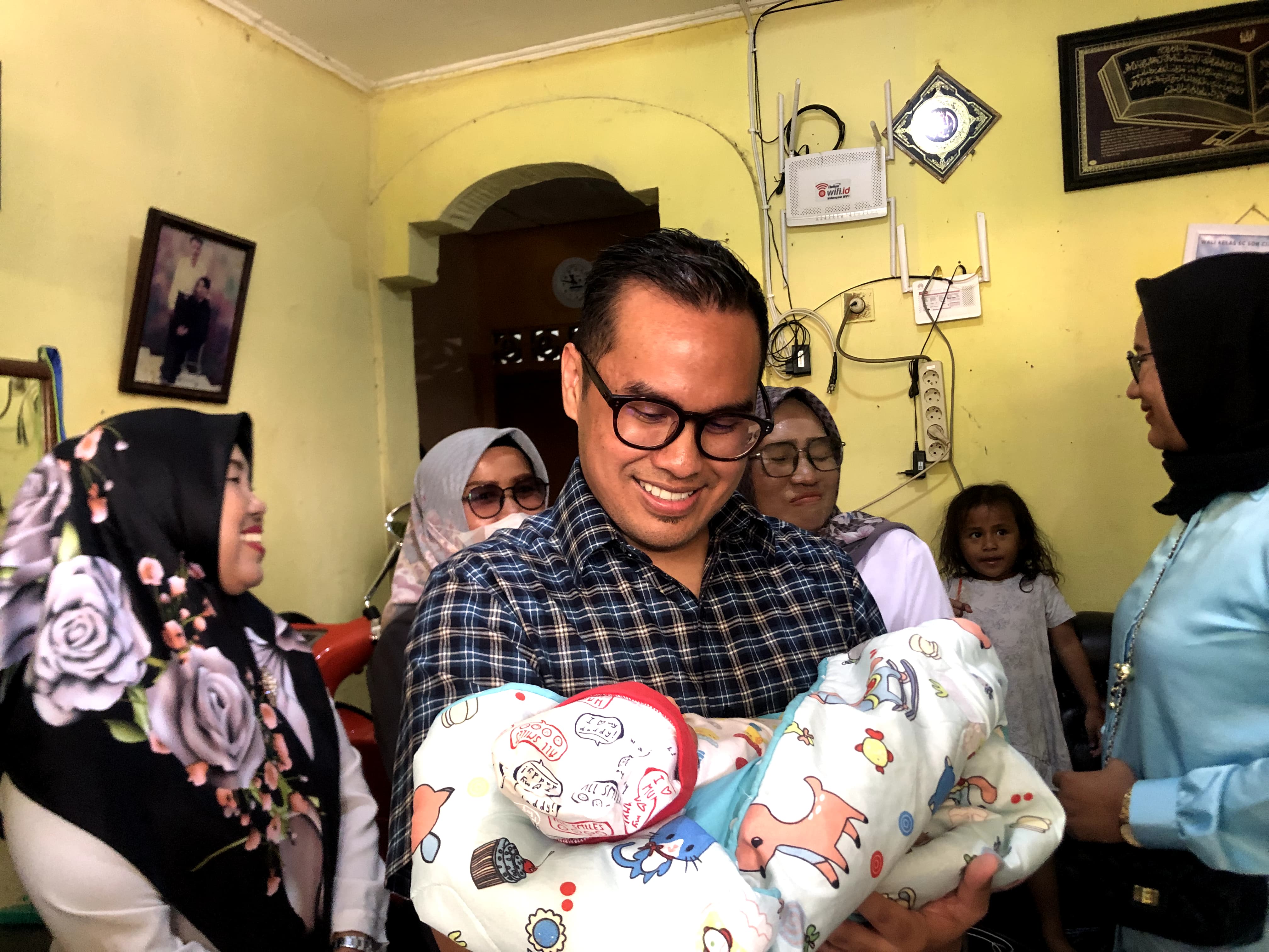 Pilar menggendong bayi yang baru lahir dari seorang ibu yang dinyatakan ODGJ di wilayah Rawa Mekar Jaya, Serpong, Selasa (22/10/2024). (tangselpos.id/rmn)