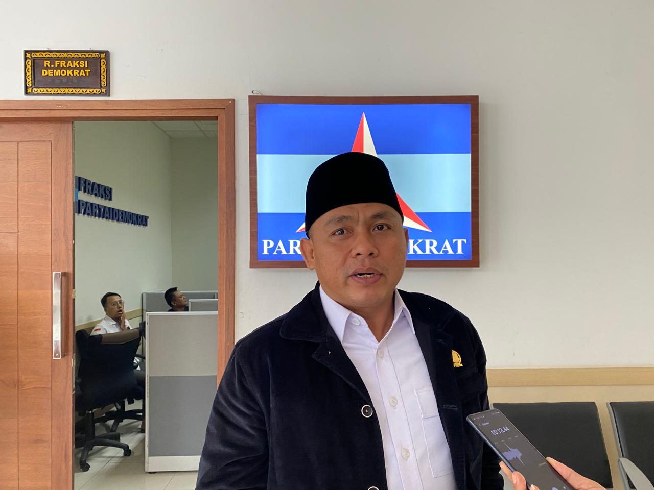 Ketua BK DPRD Kota Tangsel Julham Firdaus saat wawancara wartawan, Rabu (16/10).(dra)