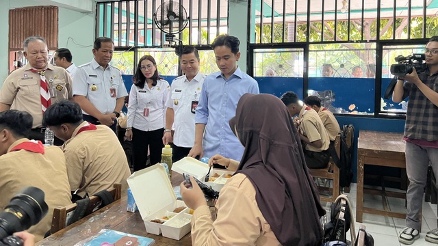 Wapres Gibran saat berada di SMPN 270 Kelapa Gading. Foto : Ist