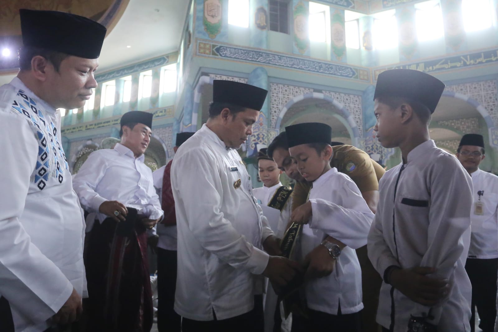 Penjabat (Pj) Wali Kota Tangerang, Nurdin saat menghadiri Wisuda Akbar Tahfidz yang melibatkan 10.522 siswa SD dan SMP di Masjid Raya Al-A'zhom, Selasa (22/10).(mg.2)