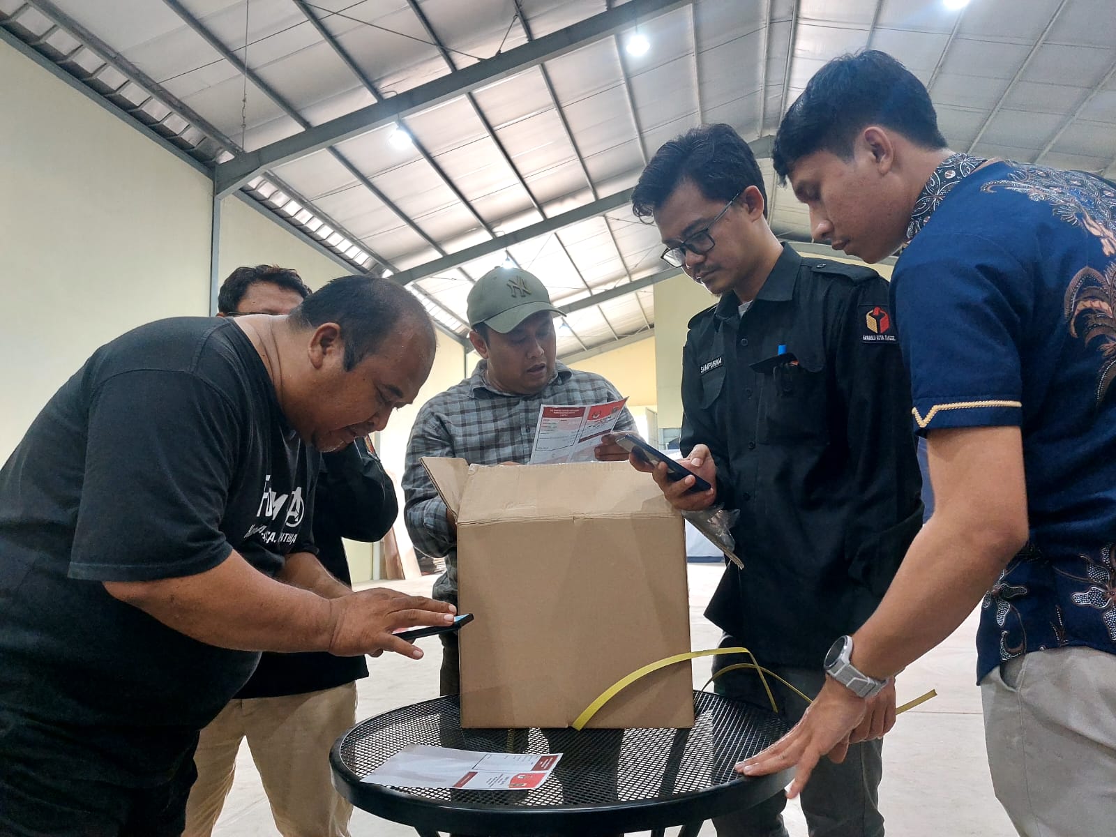 KERTAS SUARA. Pendistribusian surat suara di Gudang KPU Tangsel, Jumat (1/11). Foto : Ist