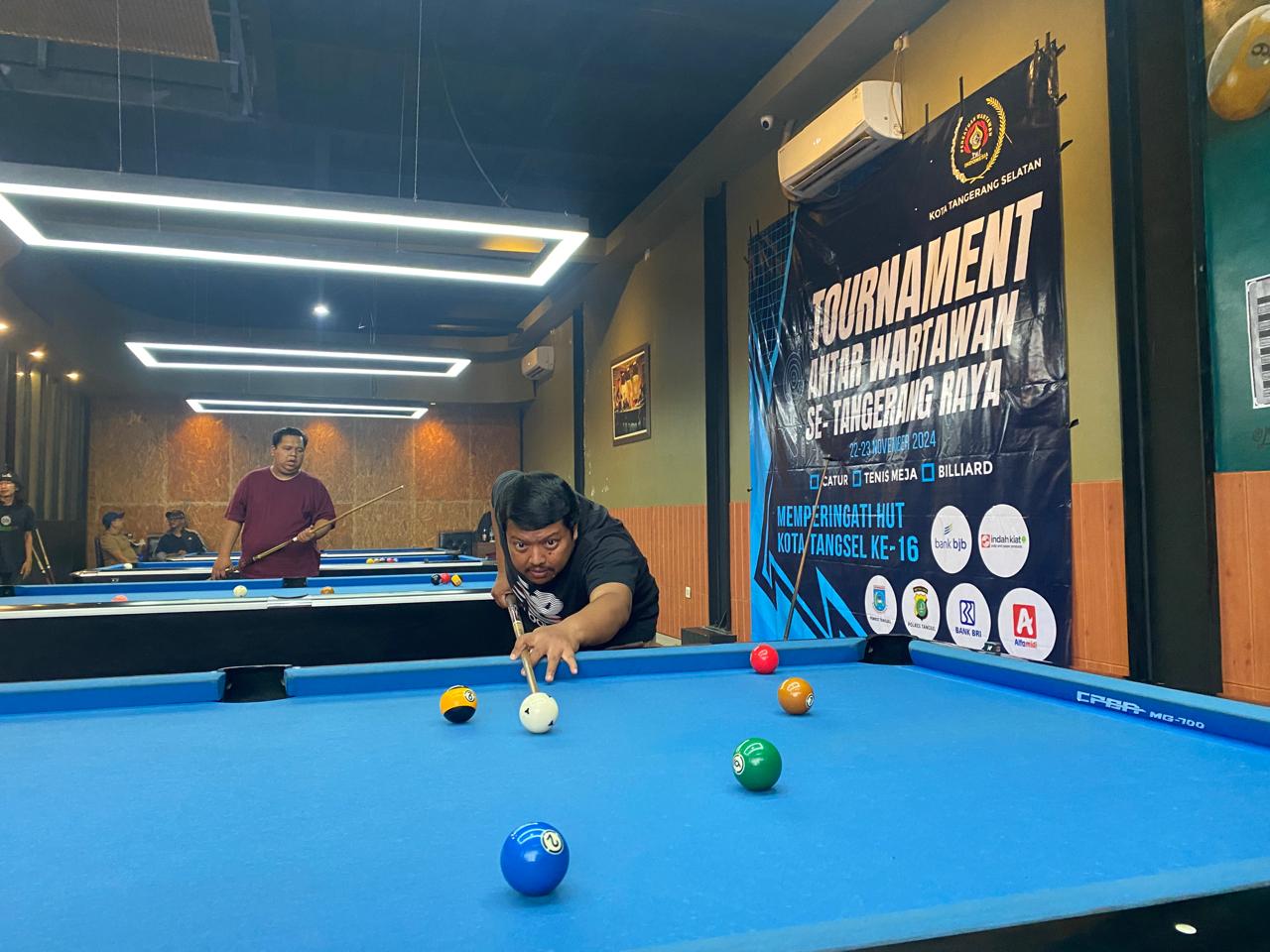 Salah saru peserta turnamen Billiard antar wartawan yang diselenggarakan oleh PWI Kota Tangsel, Jumat (22/11).