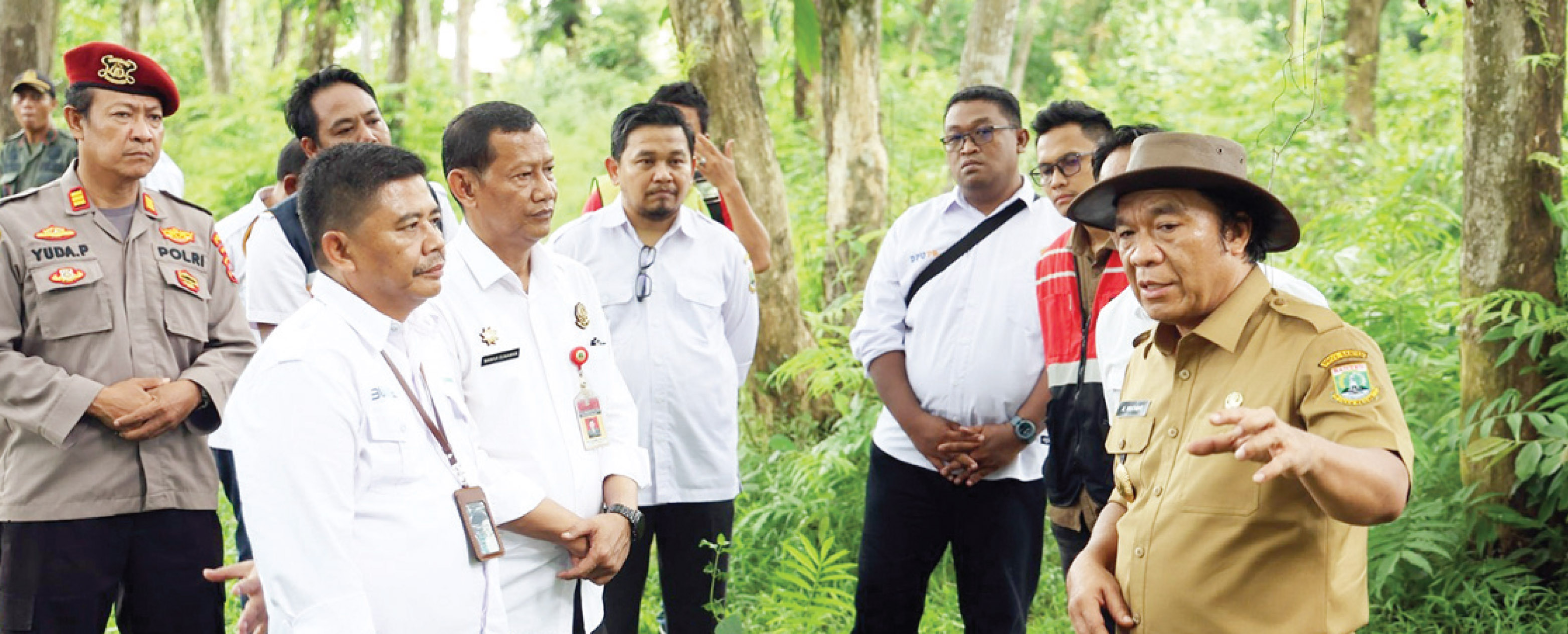 Penjabat Gubernur Banten Al Muktabar meninjau lokasi rencana pembangunan Tempat Pembuangan Sampah Akhir (TPSA) Regional Provinsi Banten di Kecamatan Cileles, Kabupaten Lebak, Rabu (20/11).