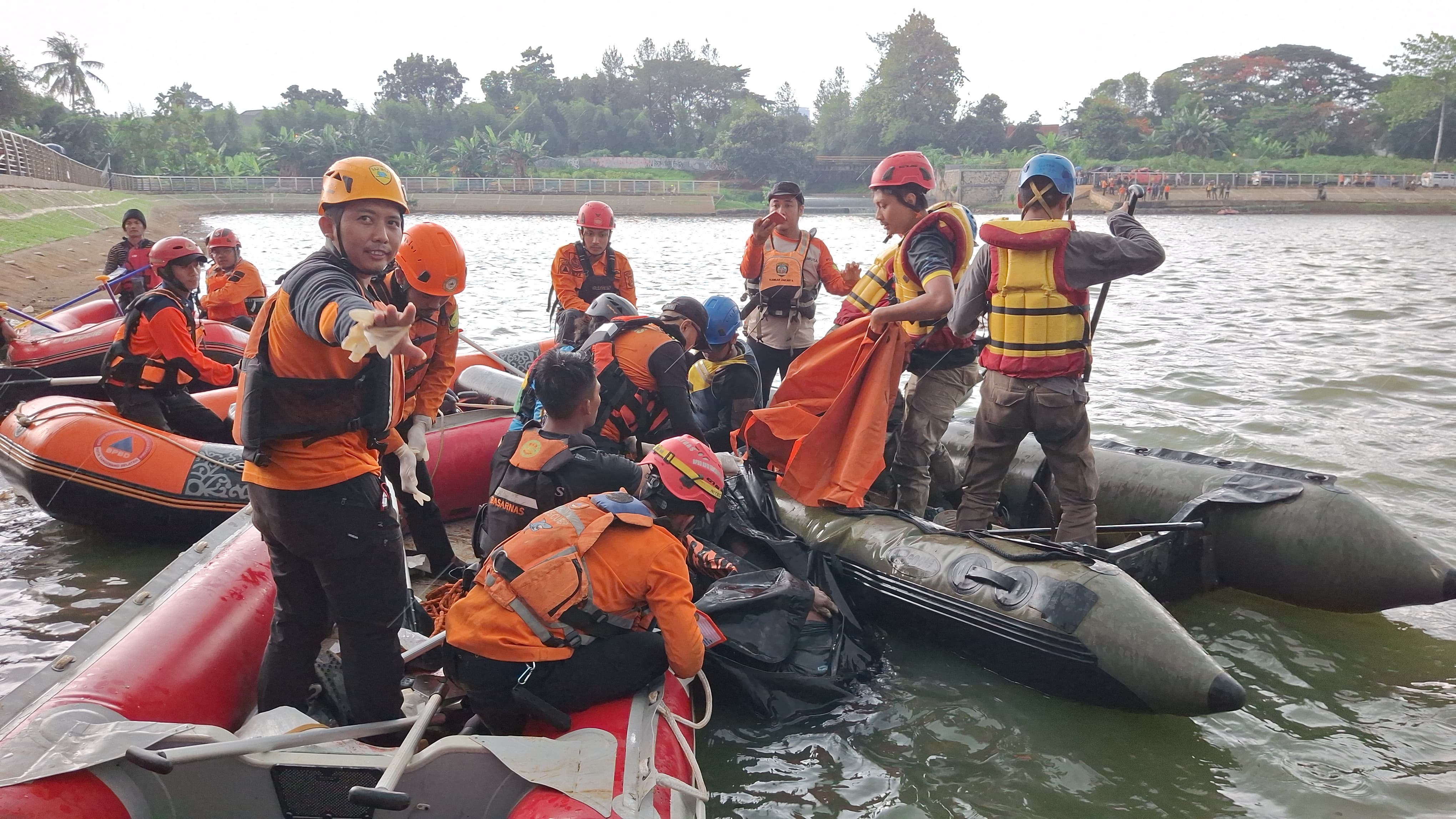 Satu jasad kuli bangunan yang tenggelam di Tandon Lengkong Wetan, akhirnya berhasil ditemukan, Senin (11/11). (Dok. BPBD Tangsel)