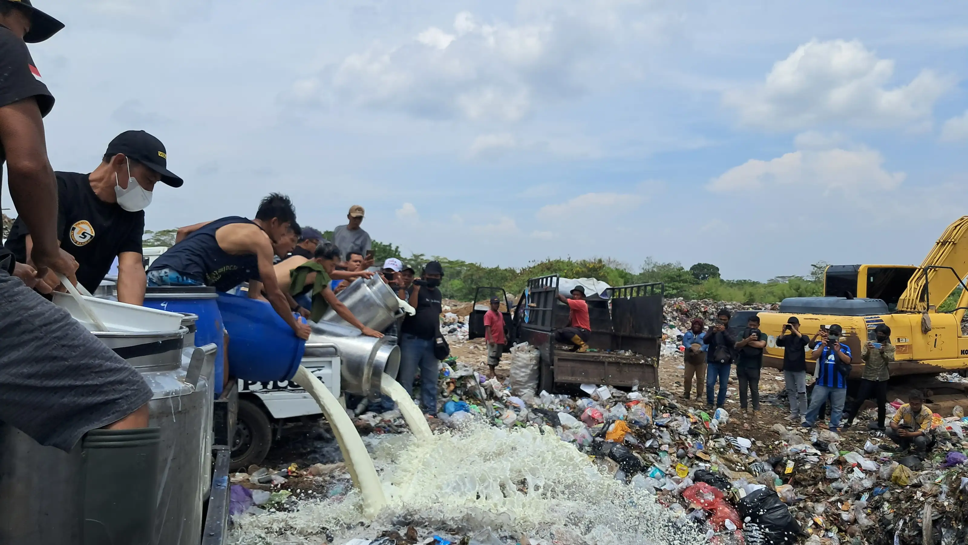 Aksi peterbak susu sapi Boyolali membuang susu. Foto : Ist