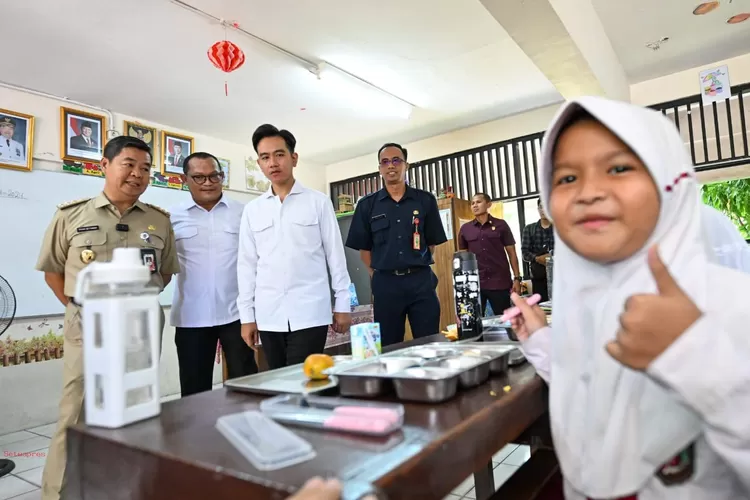 WPres Gibran saat meninjau program Makan Bergizi Gratis. Foto : Ist