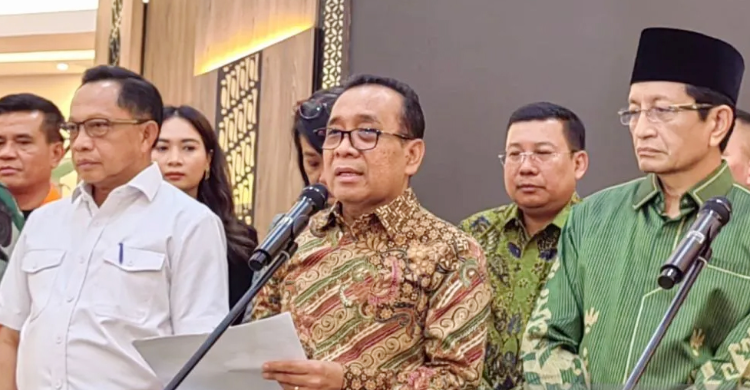 Menko PMK Pratikno (tengah) saat menggelar konferensi pers. Foto : Ist