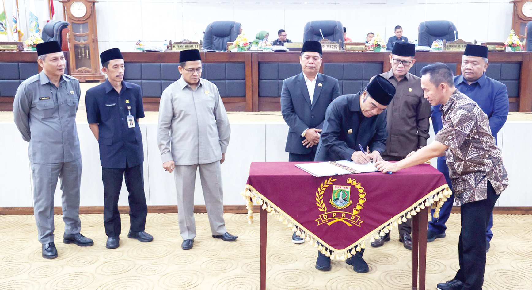 Penjabat Gubernur Banten Al Muktabar pada Rapat Paripurna Pengambilan Keputusan tentang Persetujuan DPRD terhadap Rancangan Peraturan Daerah APBD Provinsi Banten Tahun Anggaran 2025.(yul)