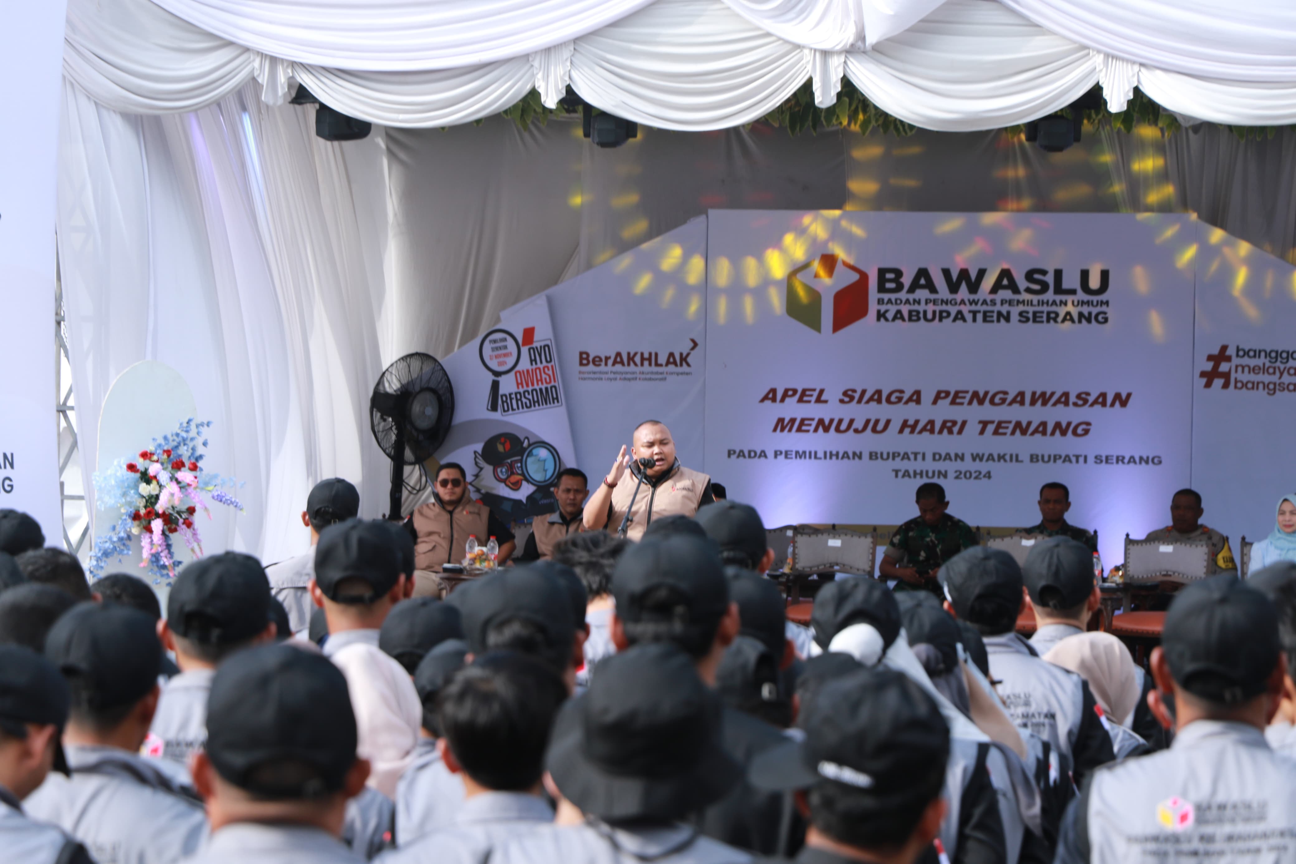 Badan Pengawas Pemilu melaksanakan Apel Siaga Pengawasan Menuju Hari Tenang pada Pemilihan Bupati dan Wakil Bupati Serang Tahun 2024, di lapangan salah satu hotel di Kecamatan Anyar pada Kamis (21/11).