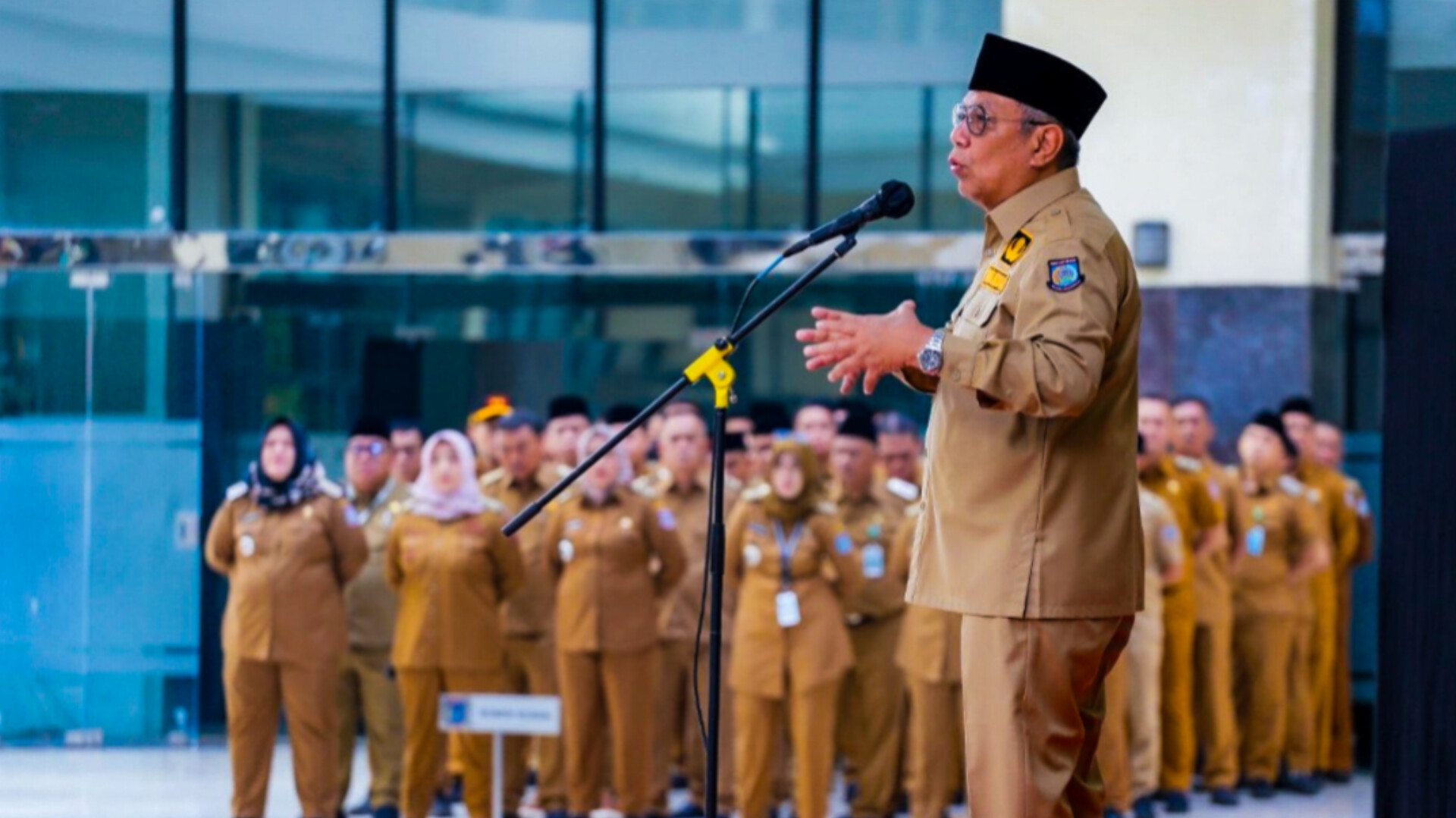 Wali Kota Tangerang Selatan (Tangsel), Benyamin Davnie, kembali memimpin apel usai Cuti. (Dok. Humas Pemkot Tangsel)