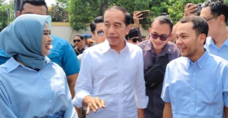 Mantan Presiden Jokowi saat blusukan di Pasar Notoharjo Solo. Foto : Ist