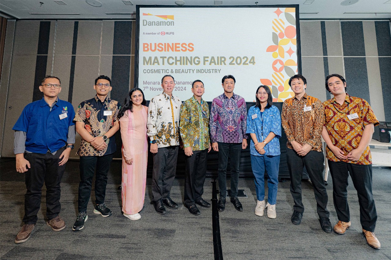 Jajaran direksi Bank Danamon saat foto bersama dengan nasabah seusai acara Bussines Matching Fair 2024. Foto : Ist