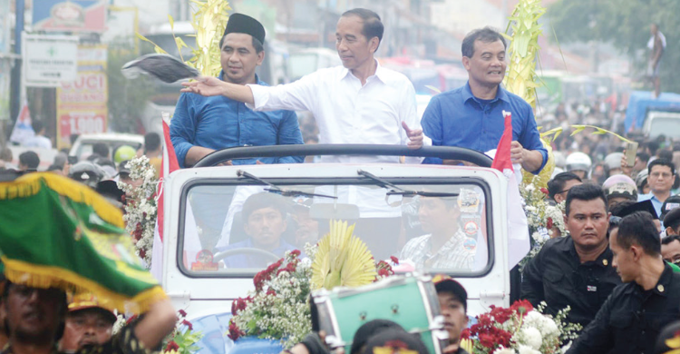 Jokowi bersama Luthfi-Taj Yasin di Tegal, Jateng. Foto: