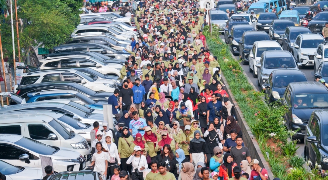 Ribuan masyarakat mengikuti jalan sehat yang digelar KPU Banten dalam rangka sosialisasi dan pendidikan pemilih pada Pilkada Banten 2024, dimulai dari Alun-alun Barat Kota Serang, Minggu (17/11/2024). (Ist)