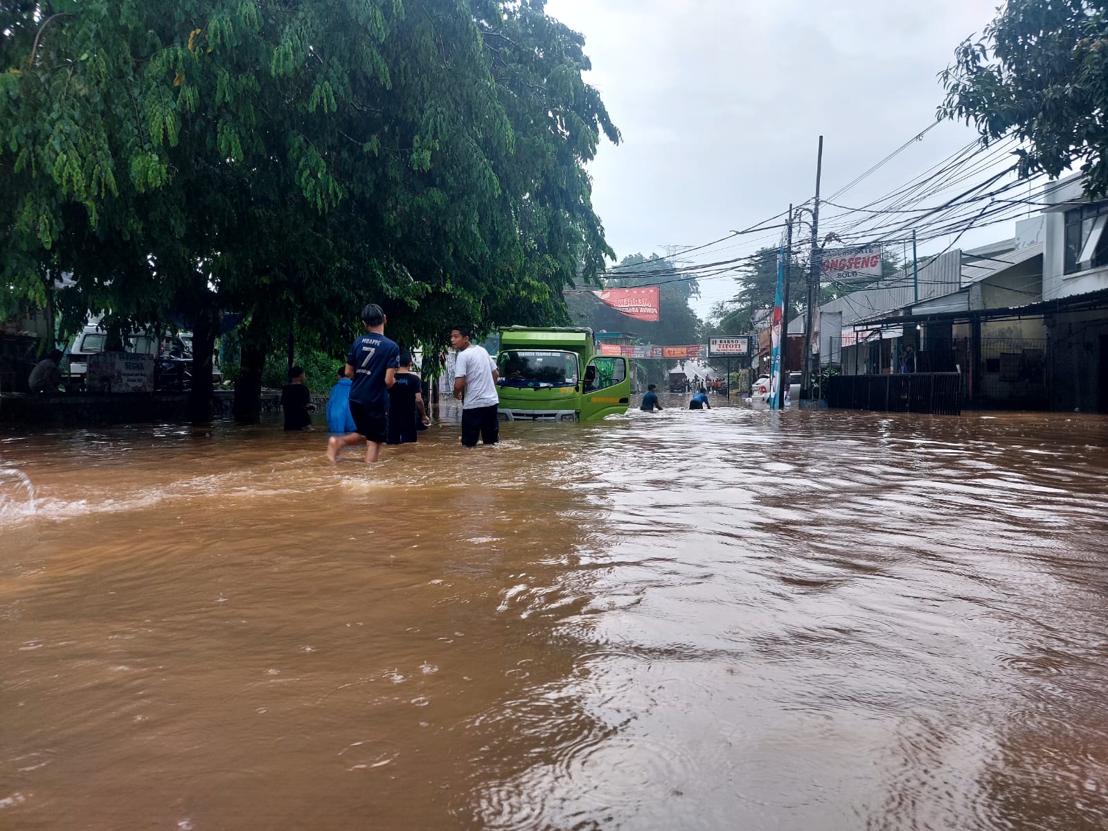 Akses Jalan Aria Putra terputus akibat genangan air, Senin (11/11). (tangselpos.id/rmn)