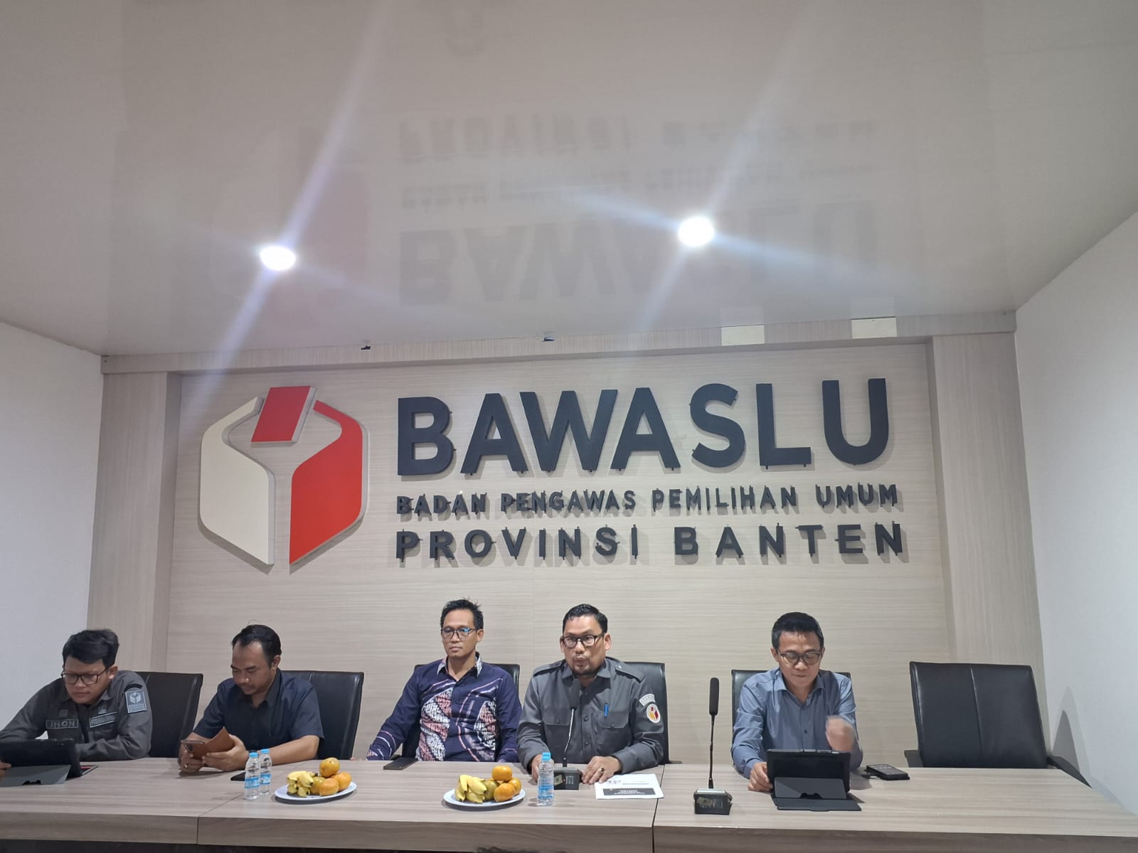 Ketua Bawaslu Banten bersama anggota menggelar konferensi pers terkait jumlah laporan dan temuan dugaan pelanggaran Pilkada 2024 se-Provinsi Banten, di kantor Bawaslu Banten, Kota Serang, Senin (18/11).(yul)