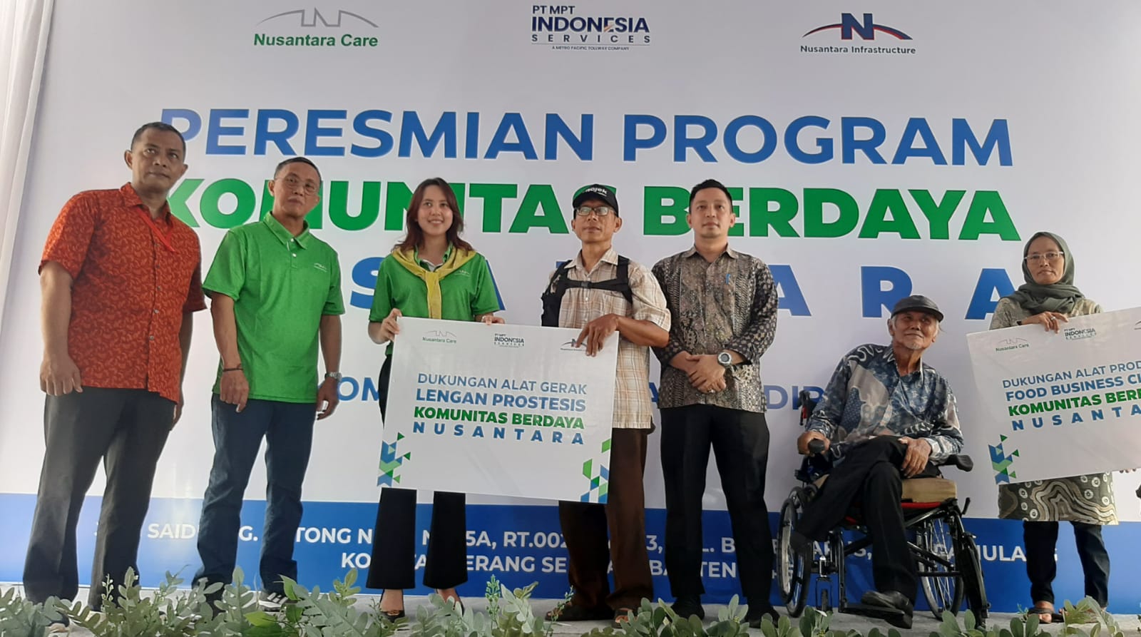 Jajaran direksi NI saat melihat produk UMKN dari penyandang disabilitas. Foto : Ist