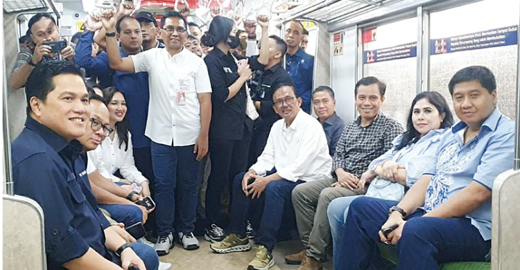 Menteri BUMN Erick Thohir (kiri) bersama Menteri PKP Maruarar Sirat (kanan) naik kereta untuk survei Apartemen di Depok. Foto : Ist