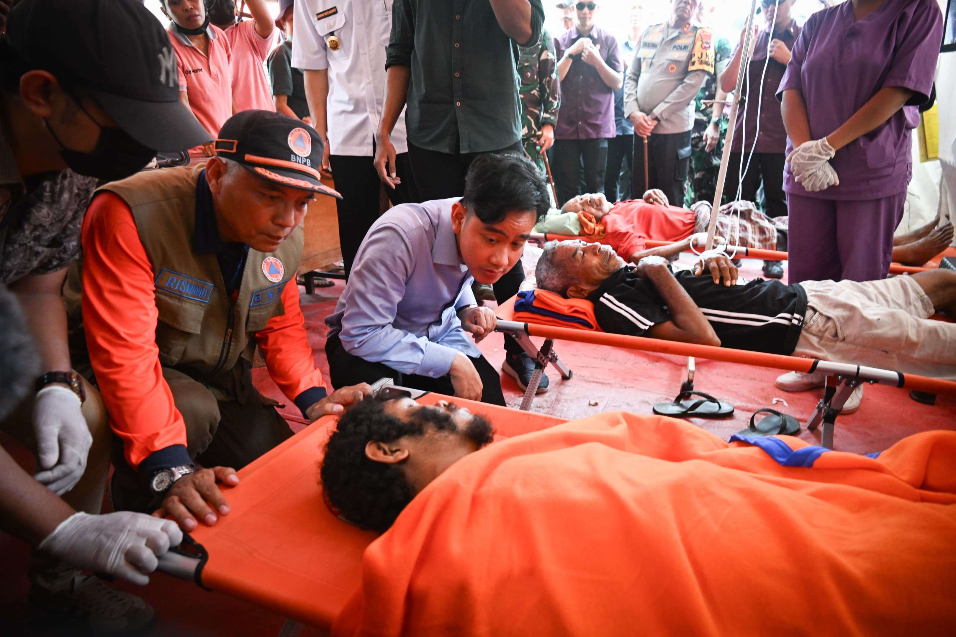 Wapres Gibran saat meninjau korban erupsi gunung Lewotobi, NTT. Foto : Ist